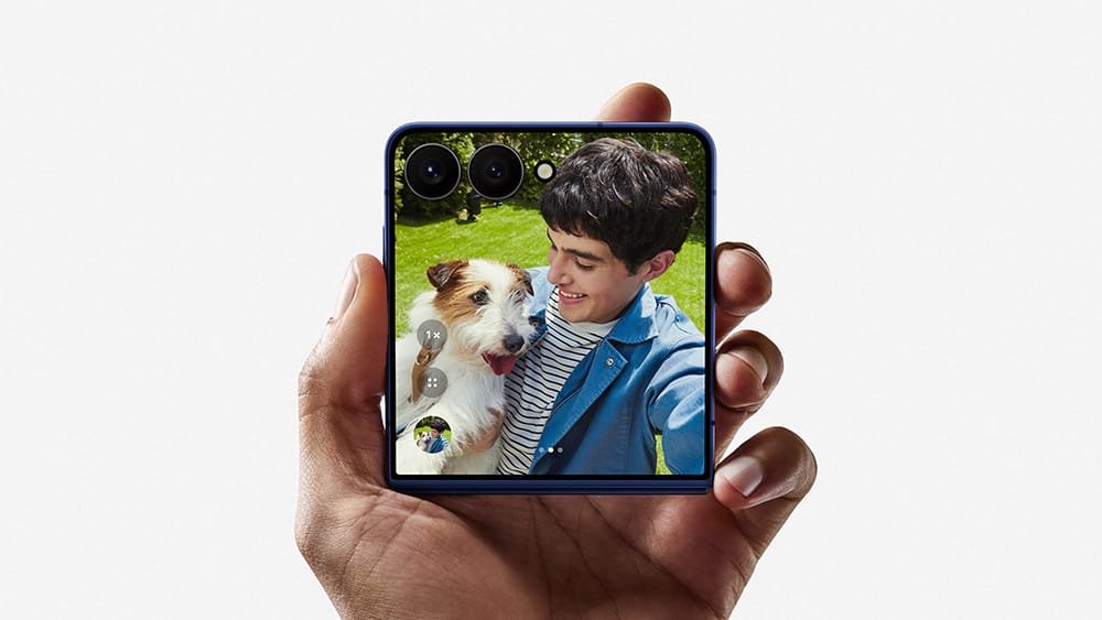 Samsung lancia il Galaxy Z Flip7: lo pieghi, lo usi da chiuso e fa (quasi) tutto da solo